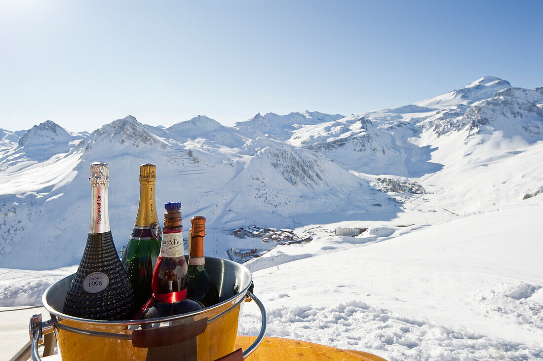 champagnerflaschen im kühler, schneebedeckten Berge im Hintergrund, Tignes, Val d Isere, Savoyen, Alpen, Frankreich