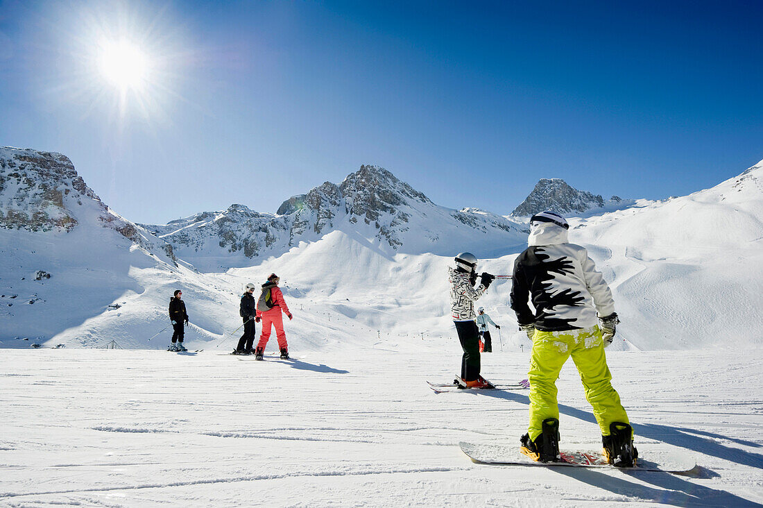 Snowboardfahrer und Skifahrer in Tignes, Val d'Isere, Savoyen, Alpen, Frankreich