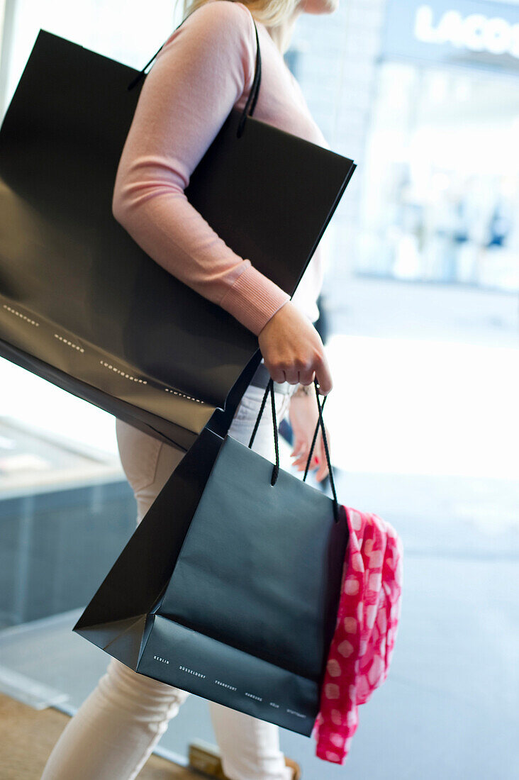 Junge Frau mit Modeeinkaufstaschen, Einkauf, Shopping