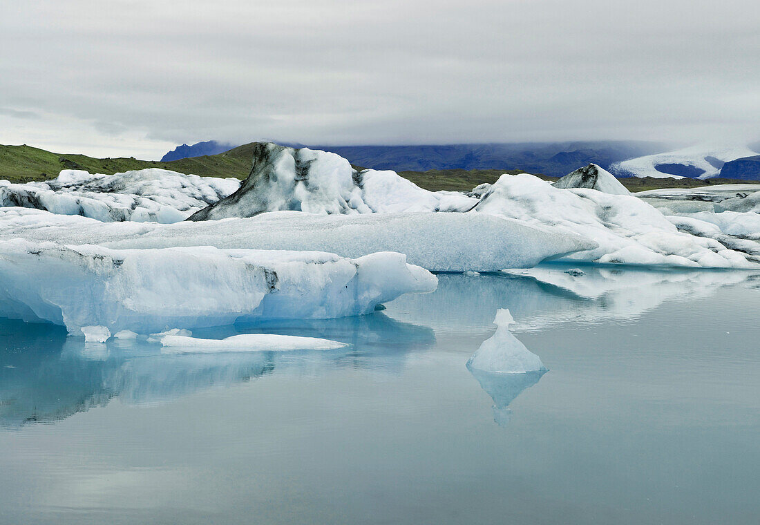 Vielfarbiges Eis am Jökulsarlon, Gletschersee, Island, Skandinavien, Europa