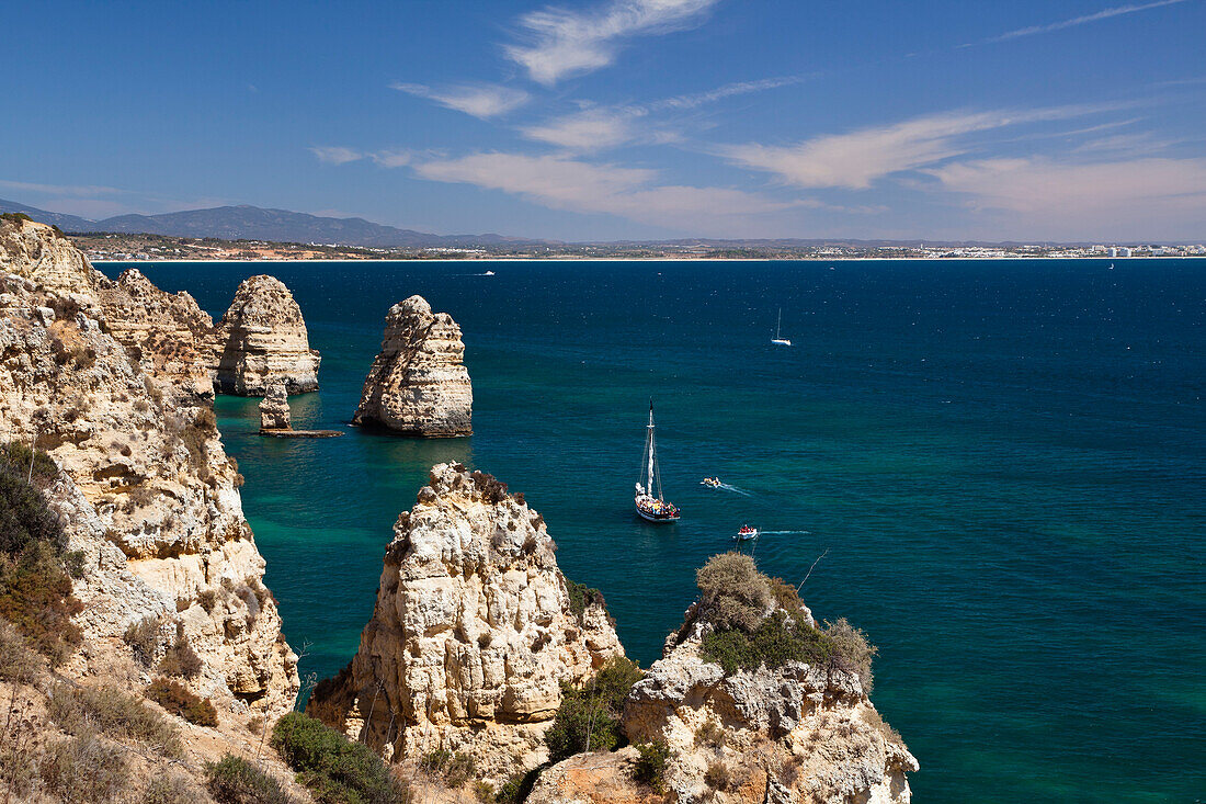 Felsen an der Algarve im Sonnenlicht, Atlantikküste, Portugal, Europa
