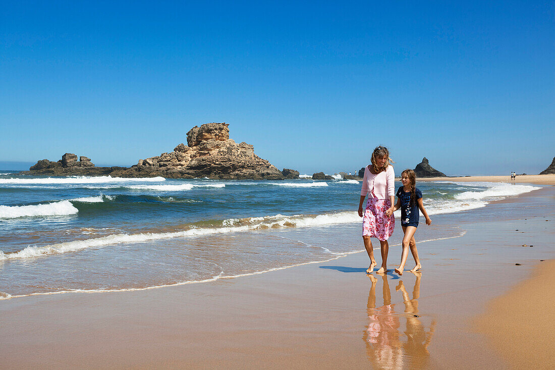 Mutter und Tochter spazieren am Strand Praia da Castelejo, Atlantikküste, Algarve, Portugal, Europa