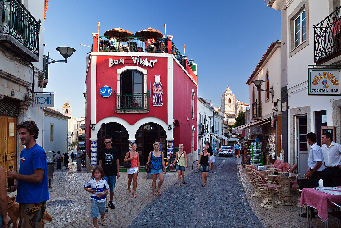 Cafes in einer Straße in Lagos, Algarve, Portugal, Europa