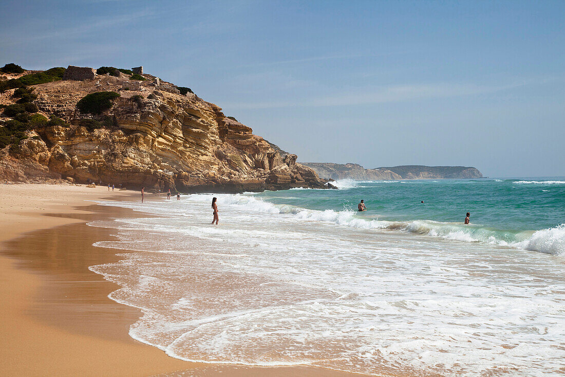 Menschen am Strand bei Lagos, Atlantikküste, Algarve, Portugal, Europa