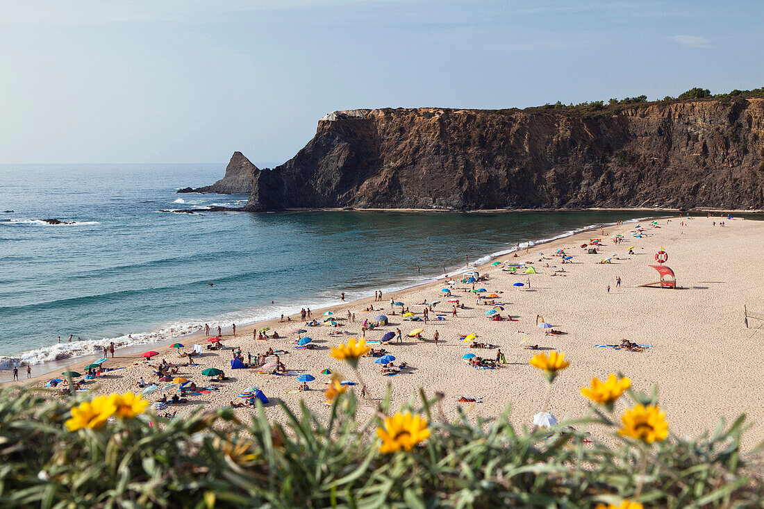 Menschen am Strand bei Odeceixe, Atlantikküste, Algarve, Portugal, Europa
