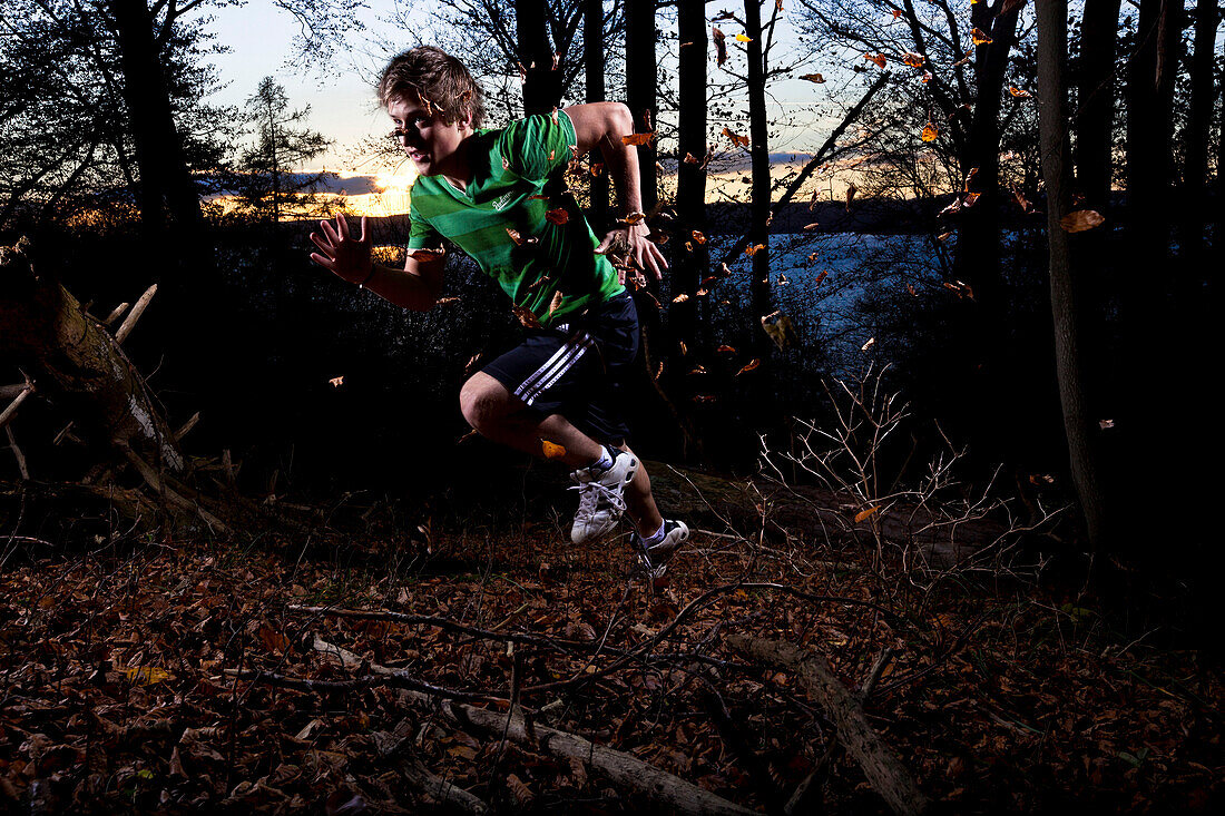 Jogger im Wald bei Abenddämmerung, Starnberger See, Oberbayern, Deutschland