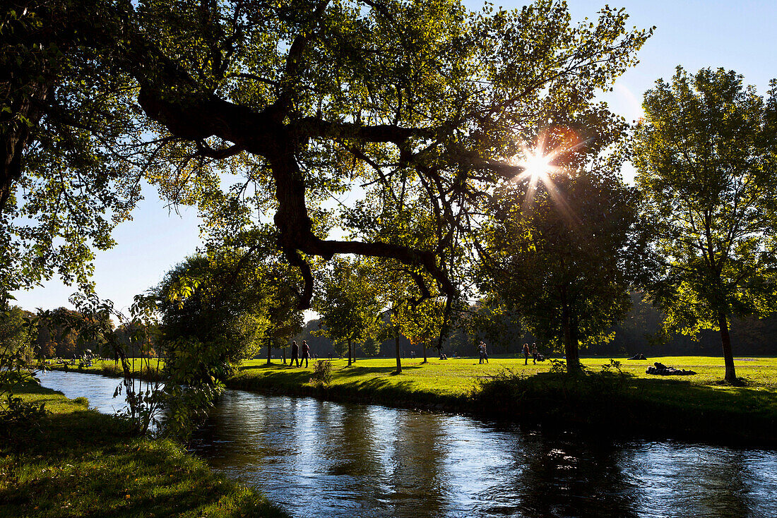 Eisbach, Englischer Garten in Oktobersonne, München, Deutschland