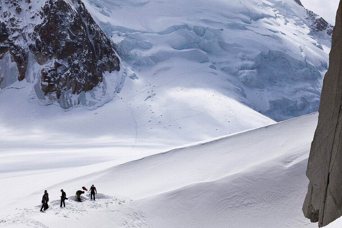 Bergsteiger schlagen Basecamp auf, Blick auf den Mont Blanc du Tacul, Chamonix, Mont-Blanc, Frankreich