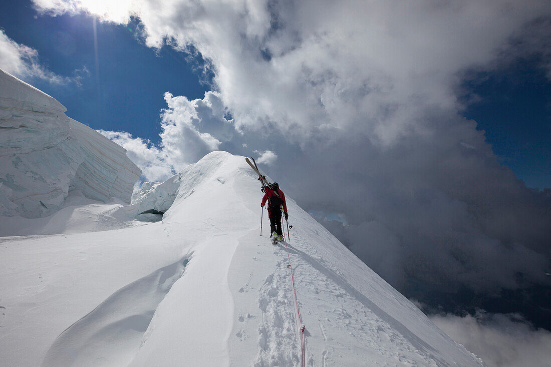 Skibergsteiger neben Gletscherspalten am Mont Blanc du Tacul, Chamonix-Mont-Blanc, Frankreich