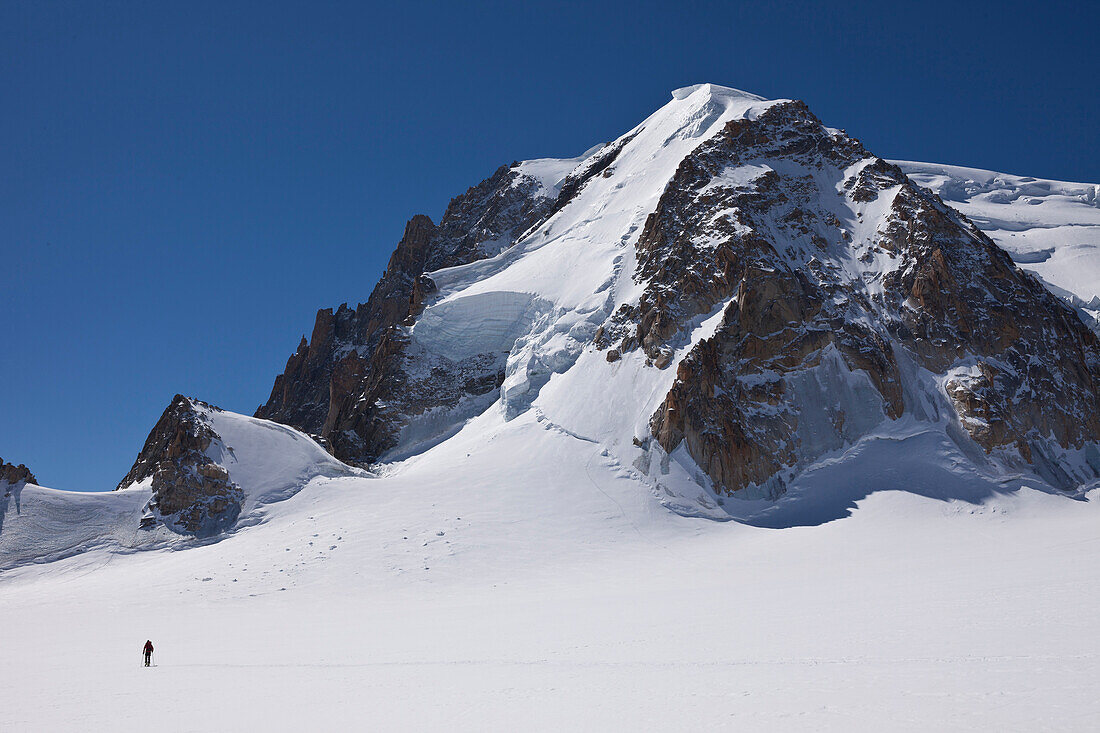 Skibergsteiger unter Mont Blanc du Tacul, Chamonix Mont Blanc, Frankreich, Europa