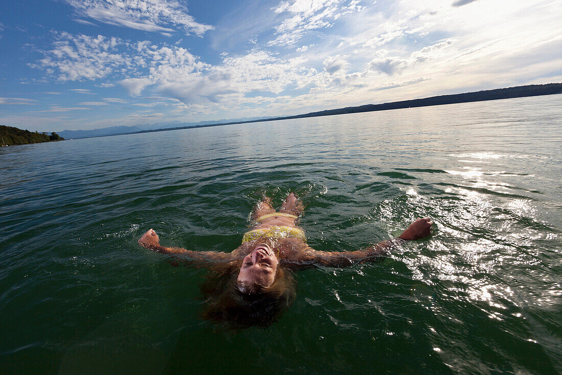 junge Frau schwimmt in Starnberger See, Oberbayern, Deutschland