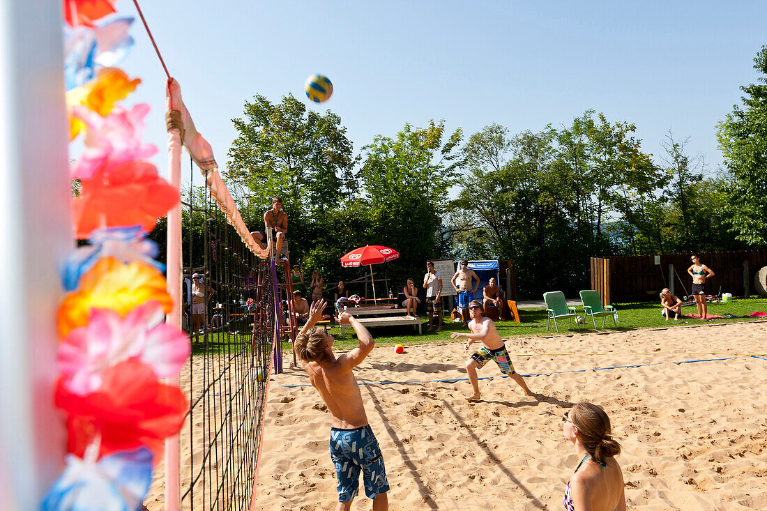 Jugendliche spielen Beachvolleyball am Starnberger See, Oberbayern, Deutschland, Europa