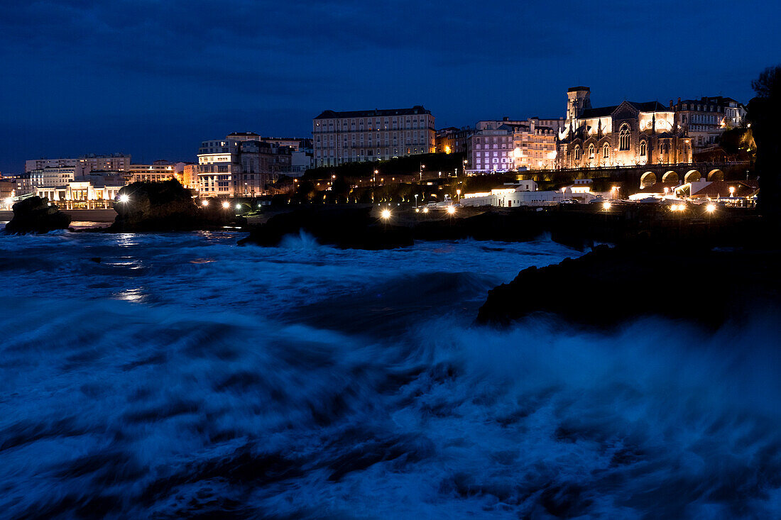 Blick auf Biarritz mit Eglise Eugenie am Abend, Biarritz, Côte Basque, Frankreich, Europa