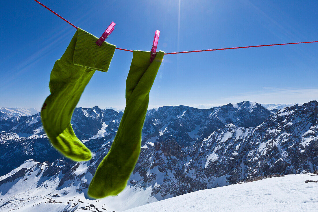 Grüne Socken an Wäscheleine im Sonnenlicht, Blick auf Wetterstein und Karwendel, Alpspitze, Bayern, Deutschland, Europa