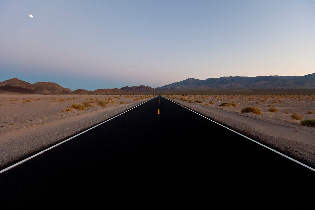 Mond über Death Valley Road und Wüstengebirge, San Bernardino, Kalifornien, USA, Amerika