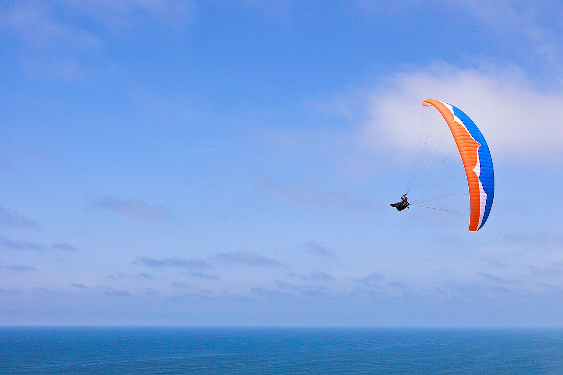 Paraglider über dem Pazifik, San Diego, Kalifornien, USA, Amerika