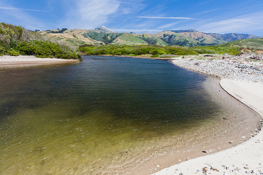 Flussmündung und Hügel am Pazifik, Big Sur Coast, Kalifornien, USA, Amerika