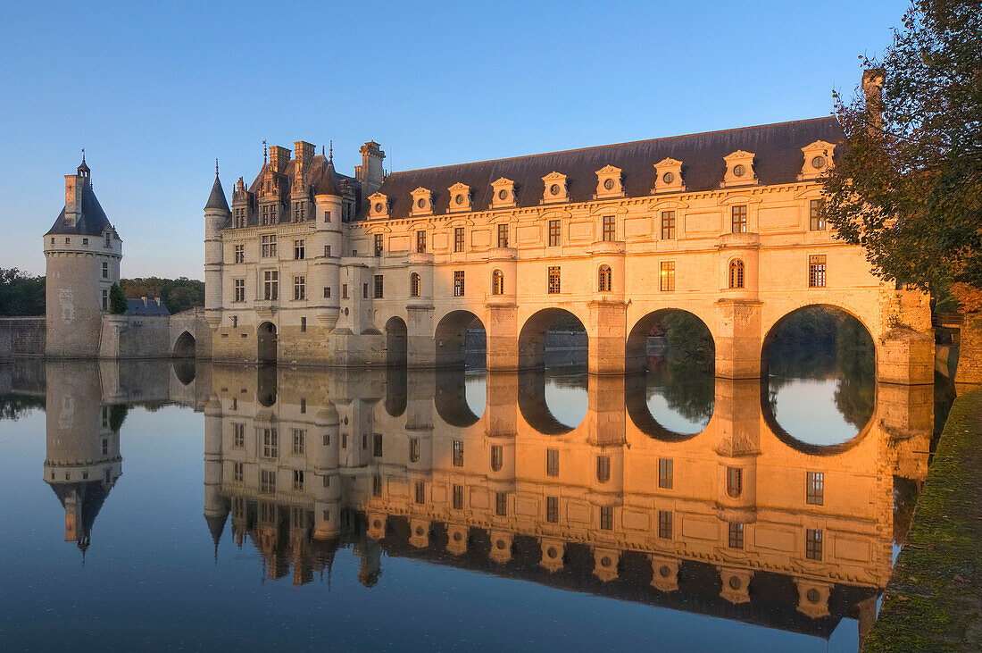 Chenonceau castle at the river Cher in the evening light, Chenonceaux, Indre-et-Loire, France, Europe