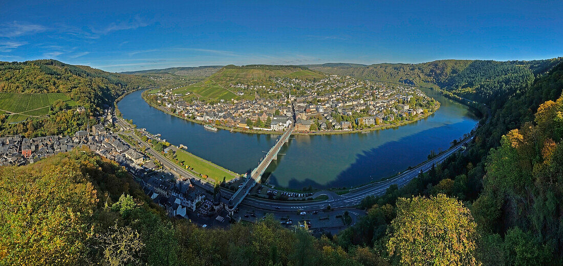 Blick von oben auf Moselschleife und Traben-Trarbach, Rheinland-Pfalz, Deutschland, Europa