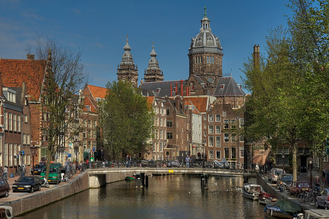 Oudezijds Voorburgwal mit Nikolauskirche, Rotlichtbezirk, Amsterdam, Nordholland, Niederlande