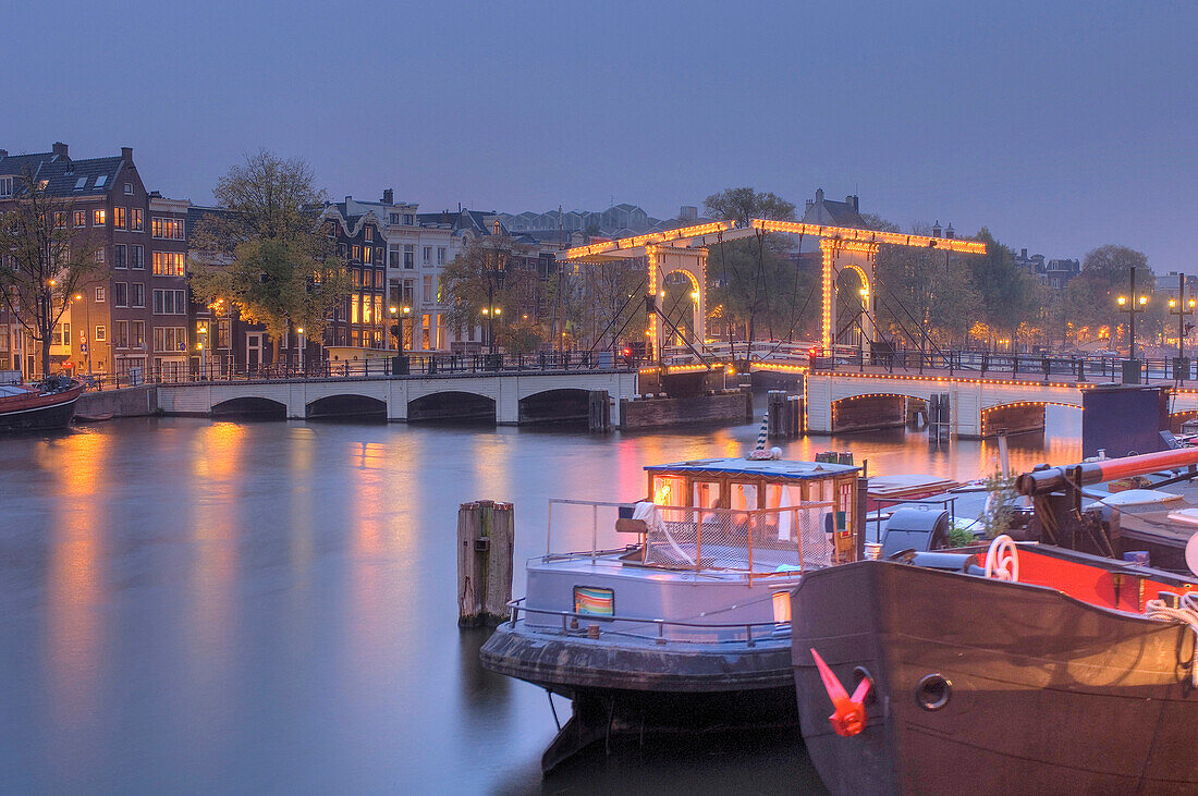 Magere Brug mit Binnenamstel in der Dämmerung, Amsterdam, Nordholland, Niederlande