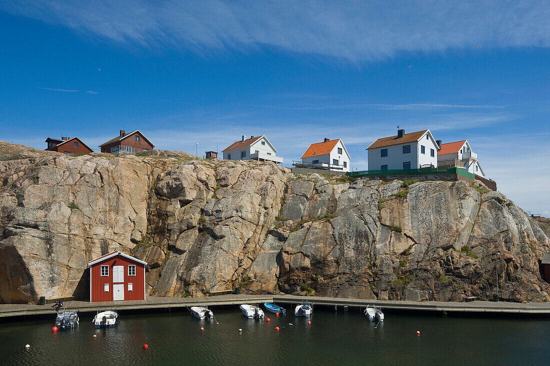 Häuser auf Felsen über dem Hafen von Smögen, Smögen, Bohuslan, Västra Götalands län, Schweden, Europa