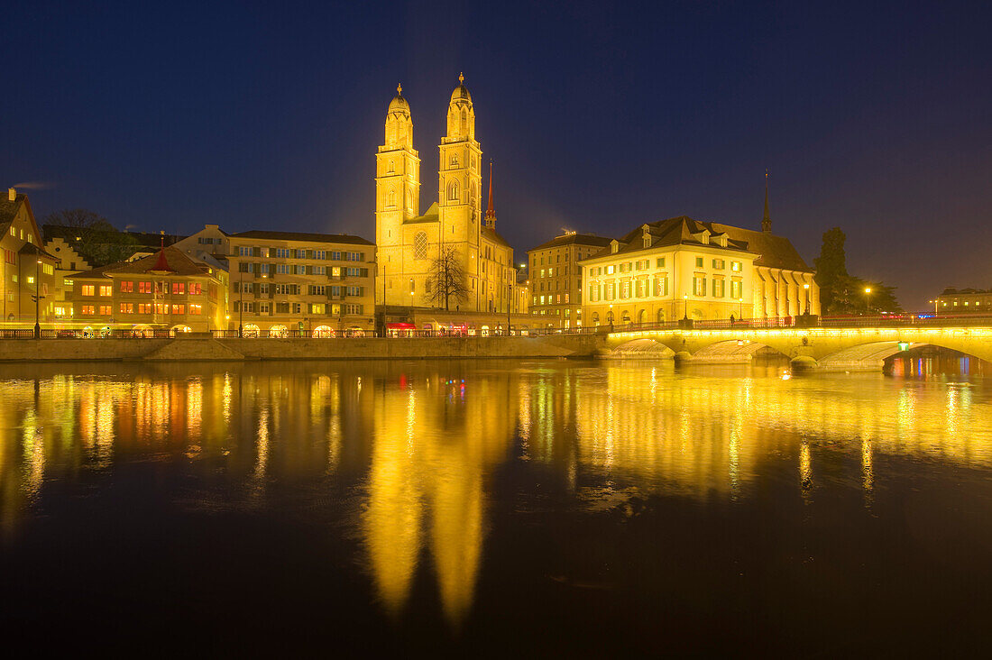 Grossmünster in der Dämmerung, Zürich, Schweiz