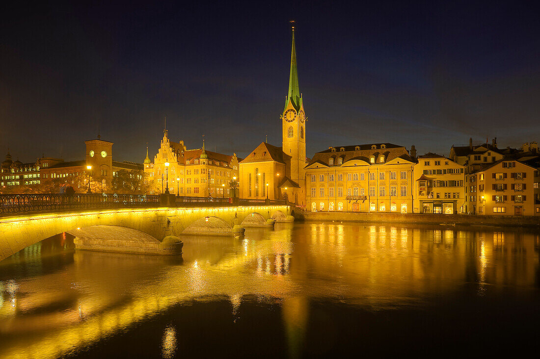 Münsterbrücke mit Frauenmünster in der Dämmerung, Zürich, Schweiz