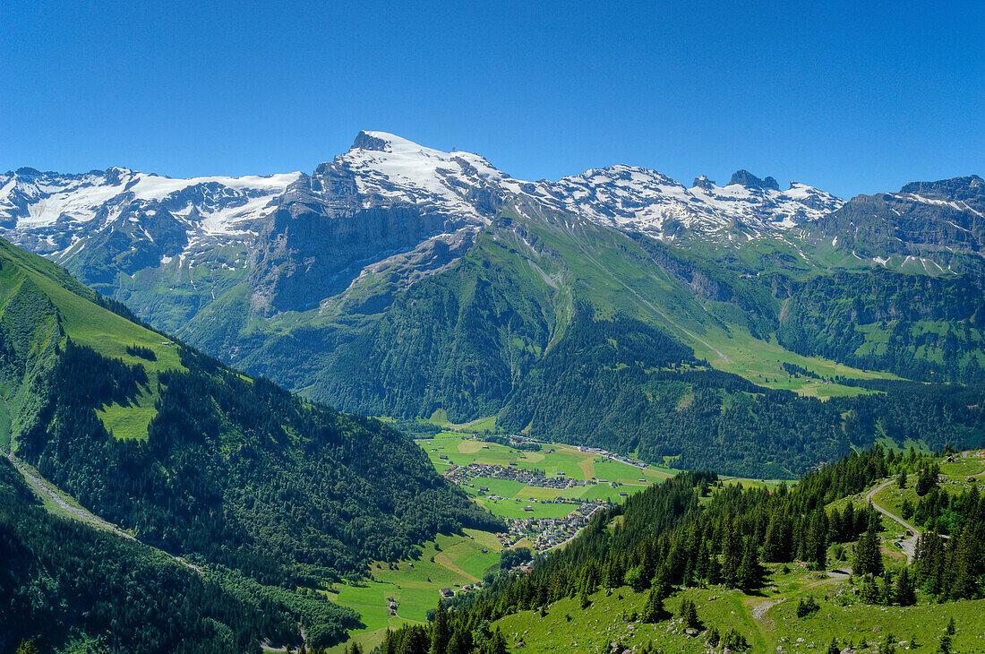 Blick auf Engelberg und Titlis, Engelberg, Kanton Obwalden, Urner Alpen, Schweiz