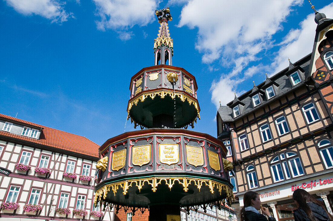 Wohltäterbrunnen, Hotel Weißer Hirsch, Marktplatz, Wernigerode, Harz, Sachsen-Anhalt, Deutschland