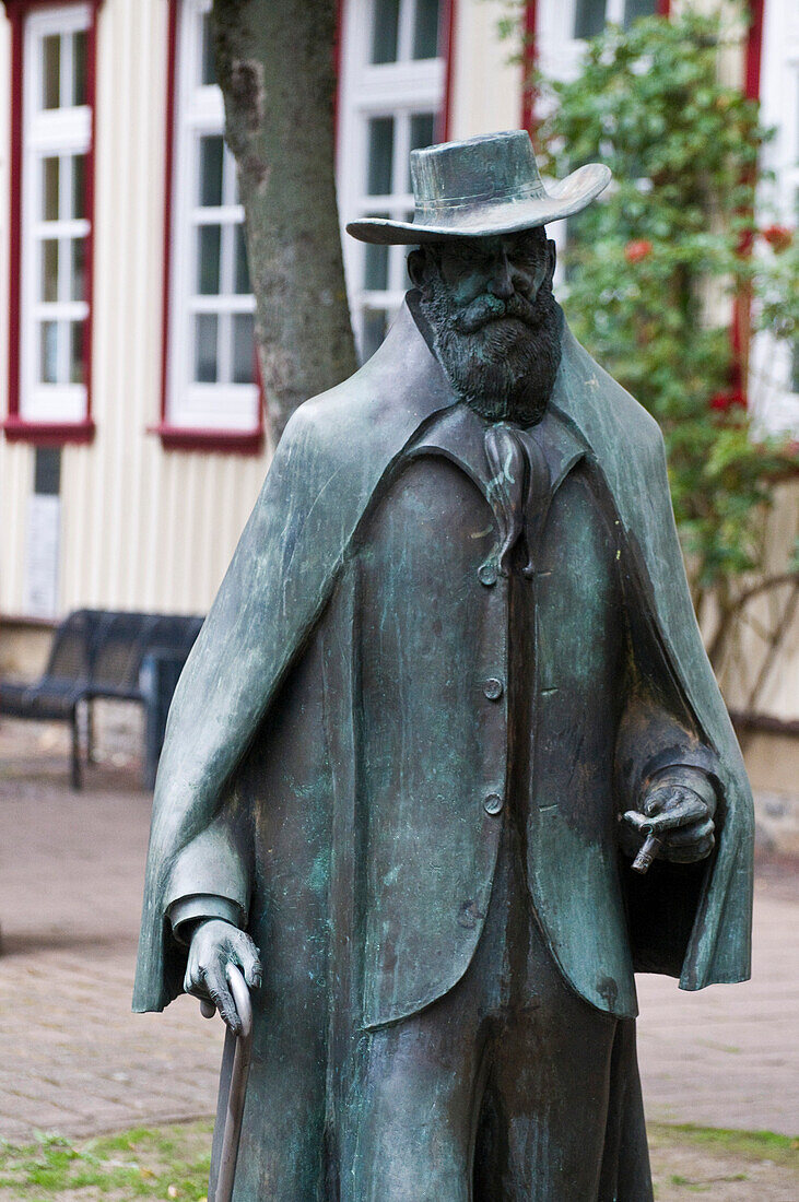Wilhelm Busch statue, Seesen, Goslar, Harz, Lower Saxony, Germany