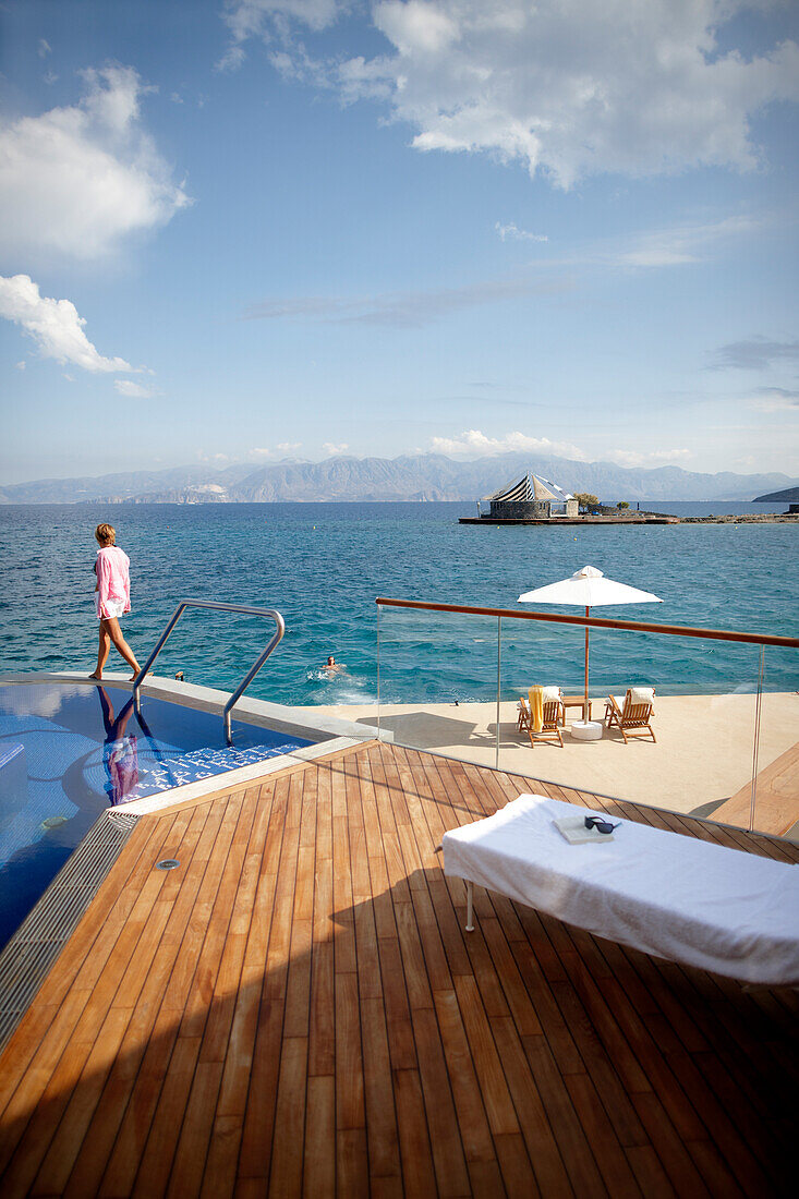 Frau am Pool und Deck der Yachting Club Villas, Elounda Beach Resort, Elounda, Kreta, Griechenland