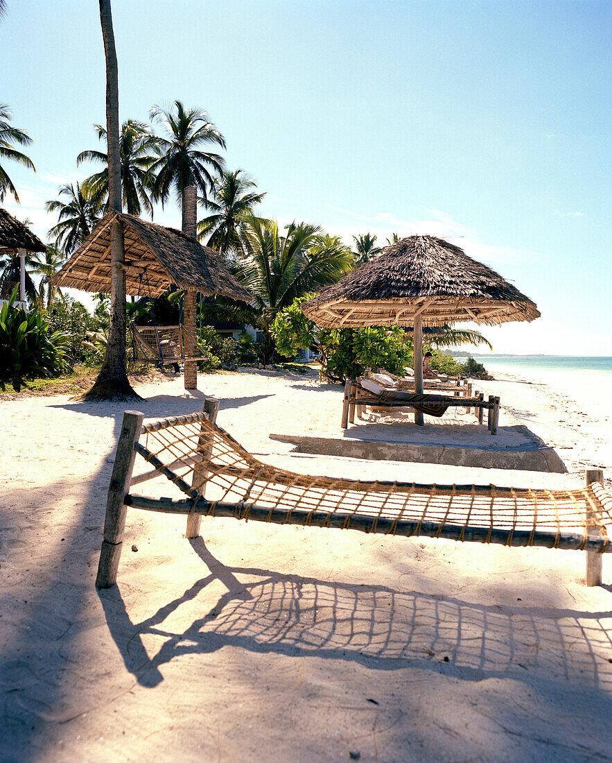 Sonnenschirme und trad. Sansibar Betten aus Kokosschnüren für Gäste, Strand des Blue Oyster Hotel, Jambiani, Südosten, Sansibar, Tansania, Ostafrika