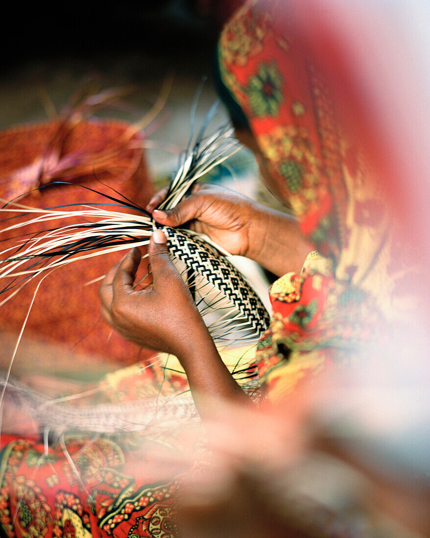 Ukili Plaiting, das Flechten von Dattelpalmenblättern zu Taschen nach traditionellen Mustern, Kunsthandwerkprojekt Moto, Kooperative bei Kisomanga, Uroa, Ostküste, Sansibar, Tansania, Ostafrika