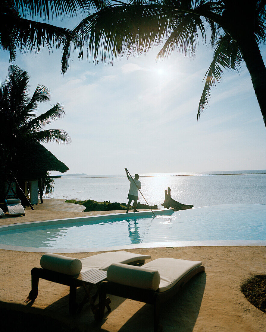 Strand, Pool wird morgens gesäubert, Matemwe Bungalows, Nordostküste, Sansibar, Tansania, Ostafrika