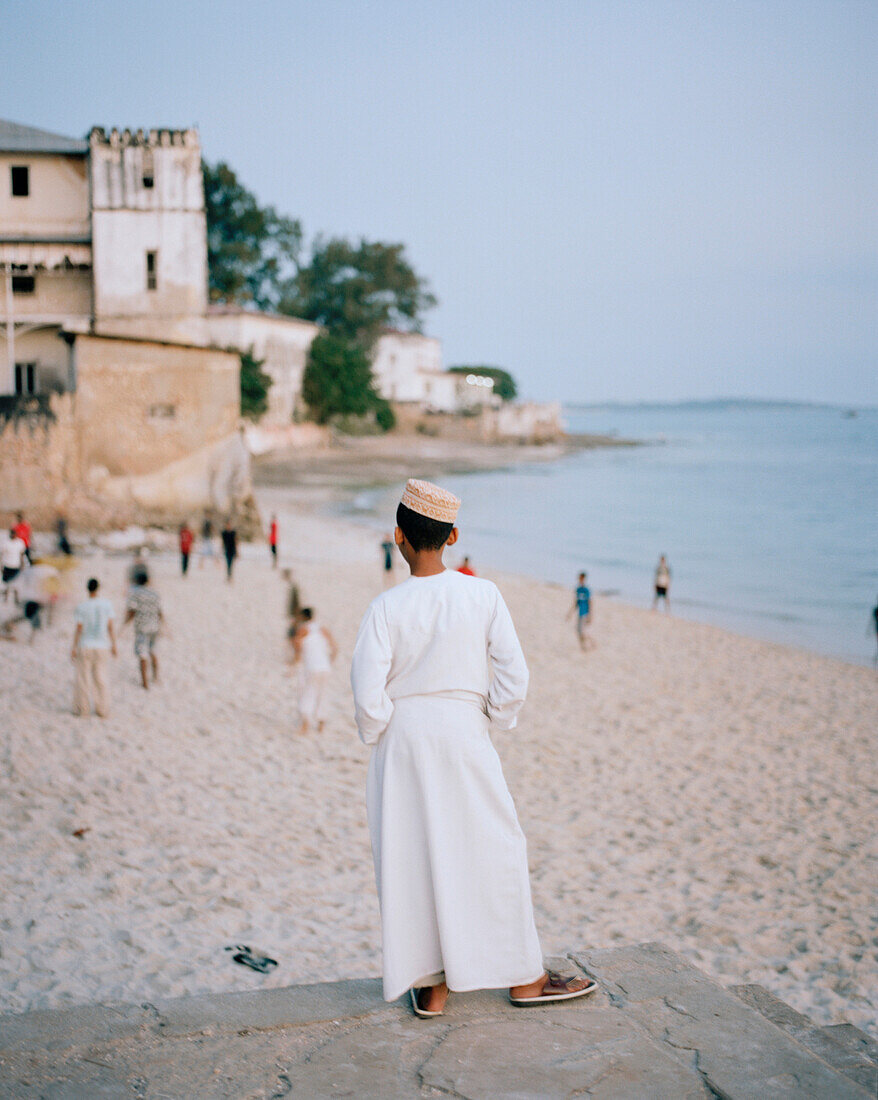 Junger Muslim schaut Fußball am Forodhani Strand, Stone Town, Zanzibar Town, Sansibar, Tansania, Ostafrika