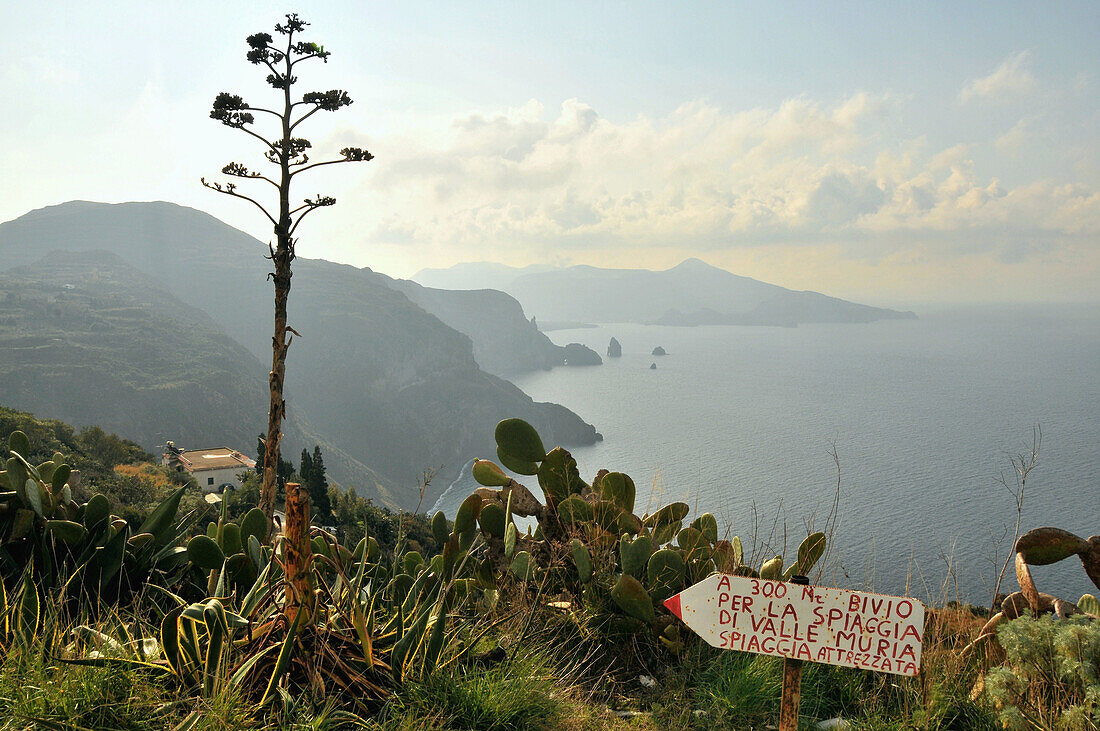 Westküste von Lipari mit Insel Vulkano, Liparische Inseln, Sizilien, Italien