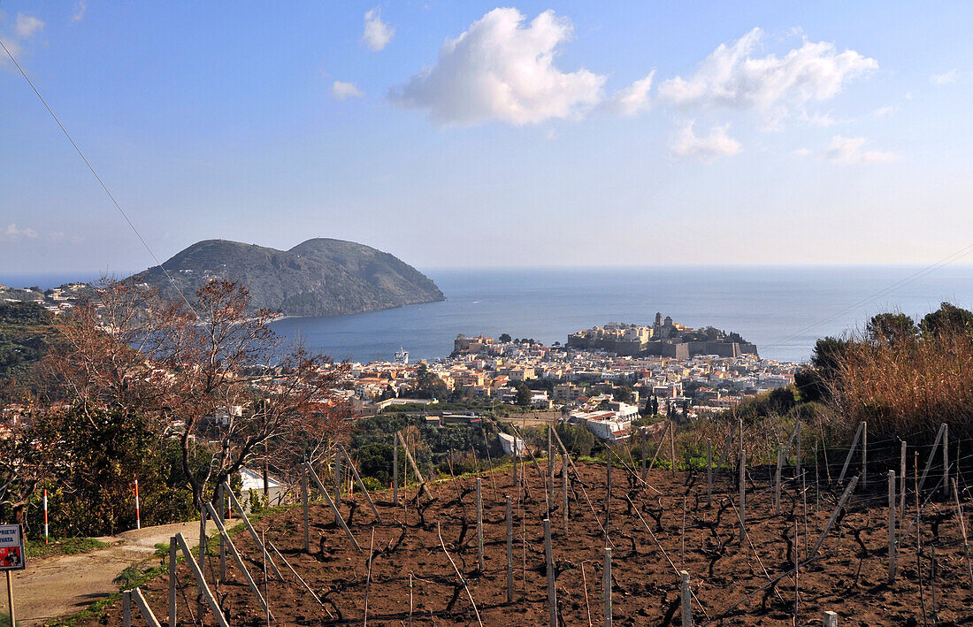 Blick auf Lipari mit Burg, Insel Lipari, Liparische Inseln, Sizilien, Italien