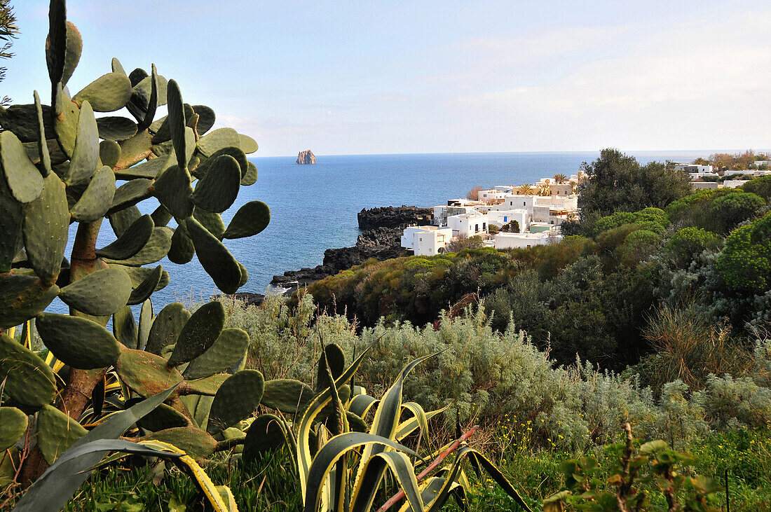 Weißes Dorf auf der Insel Stromboli, Insel Stromboli, Liparische Inseln, Sizilien, Italien