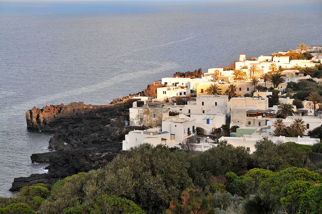 Weißes Dorf auf der Insel Stromboli, Insel Stromboli, Liparische Inseln, Sizilien, Italien