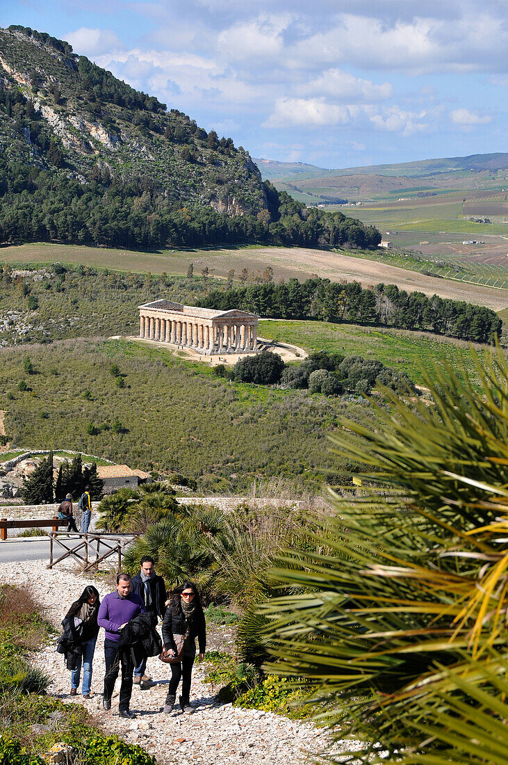 Vier Touristen mit dem Tempel von Segesta im Hintergrund, Trapani, Sizilien, Italien