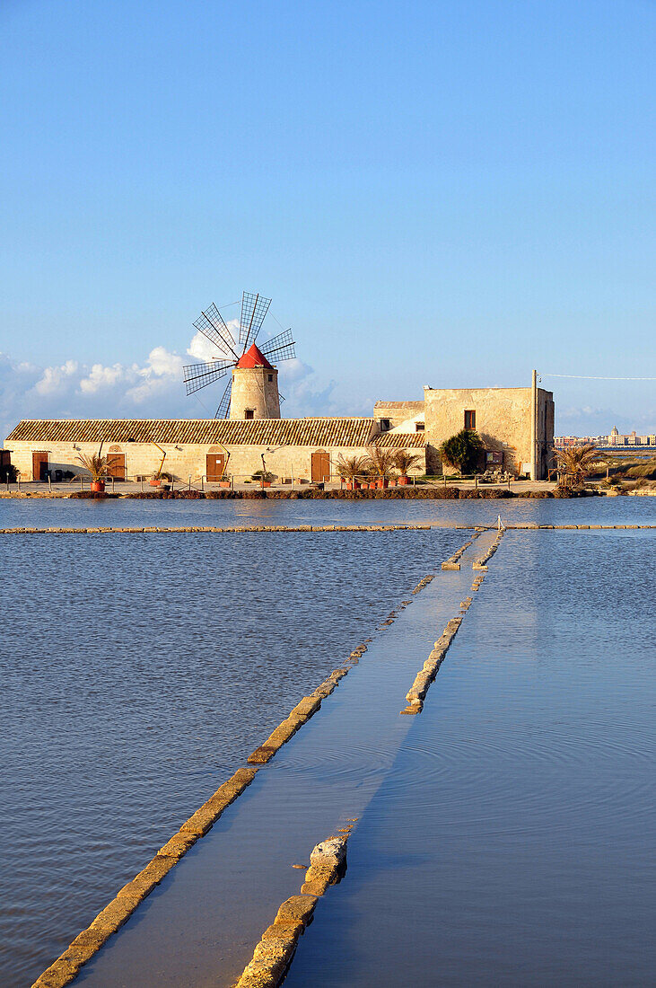 Salzfelder bei Trapani, San Pantaleo, Sizilien, Italien