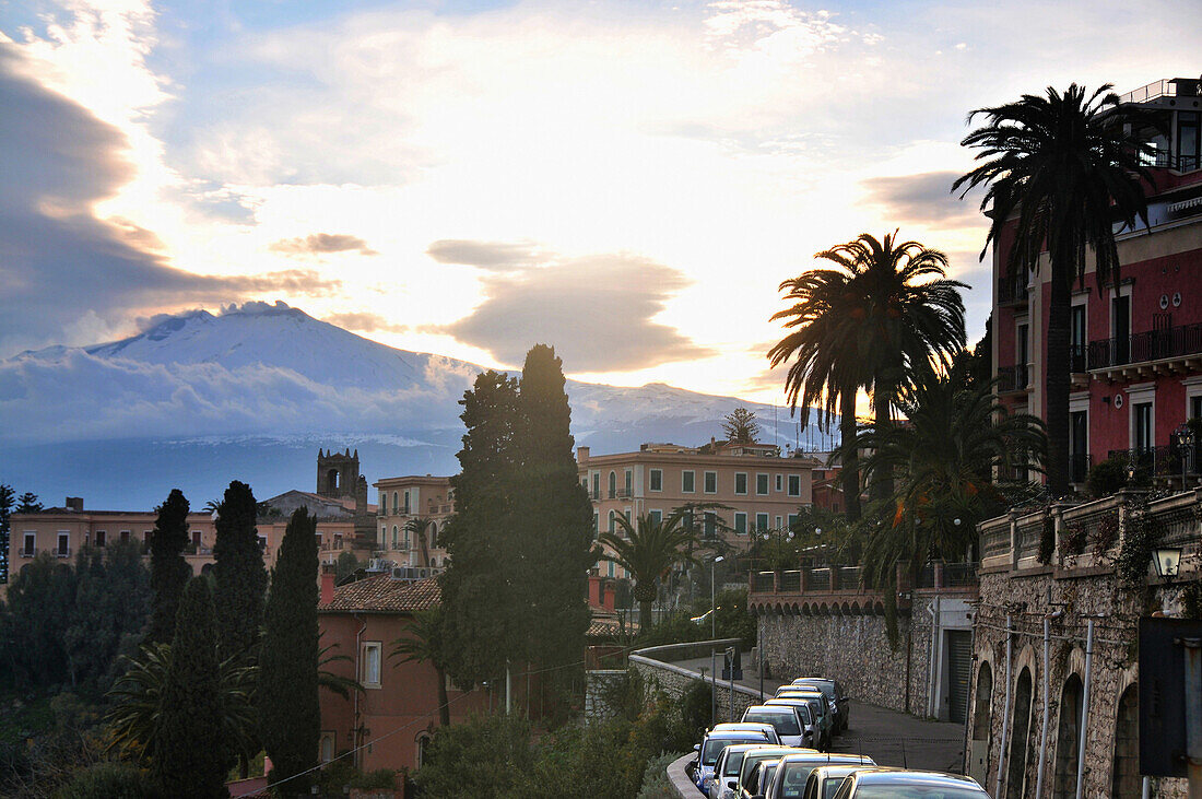 Blick vom Giardino Publico auf Taormina und Ätna, Taormina, Ostküste, Sizilien, Italien