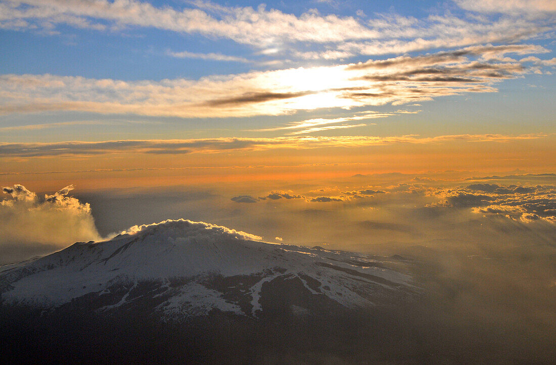 Vulkan Ätna vom Flugzeug, Ostküste, Sizilien, Italien
