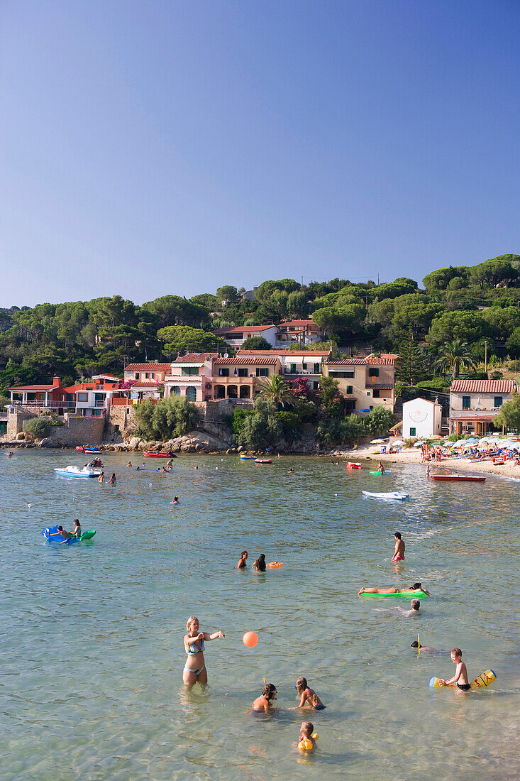 Menschen baden in der Bucht von Biodola, Elba, Toskana, Italien, Europa