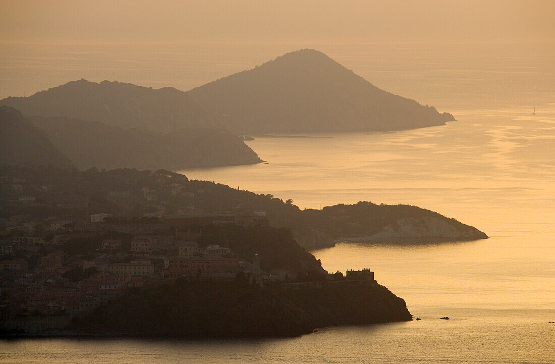 Blick auf die Nordküste bei Sonnenuntergang, Elba, Toskana, Italien, Europa