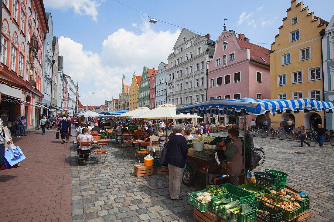 Straßencafe und Markt auf der Altstadtgasse, Landshut, Niederbayern, Bayern, Deutschland, Europa
