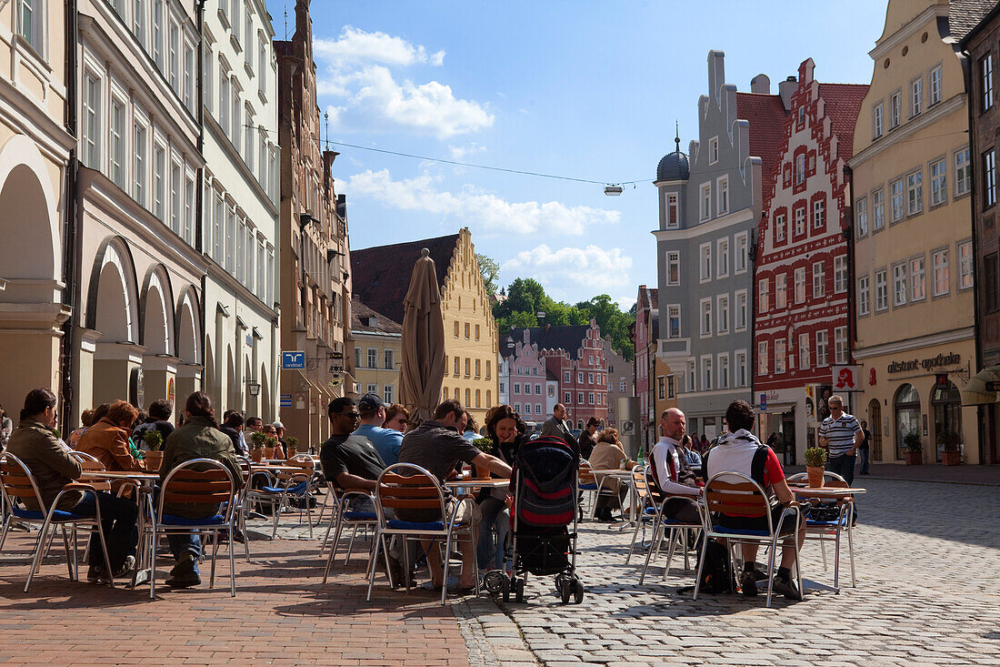 Strassencafe und historische Häuser entlang der Altstadtgasse, Landshut, Niederbayern, Bayern, Deutschland, Europa