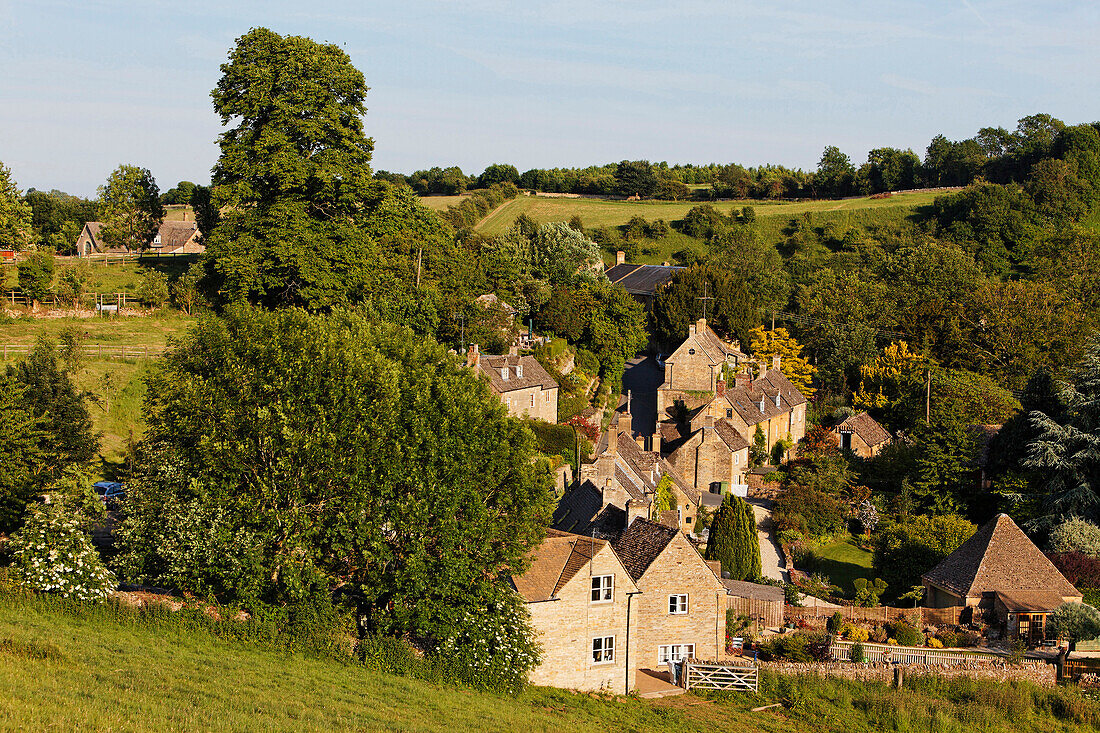 Blick auf die Häuser von Naunton, Gloucestershire, Cotswolds, England, Großbritannien, Europa