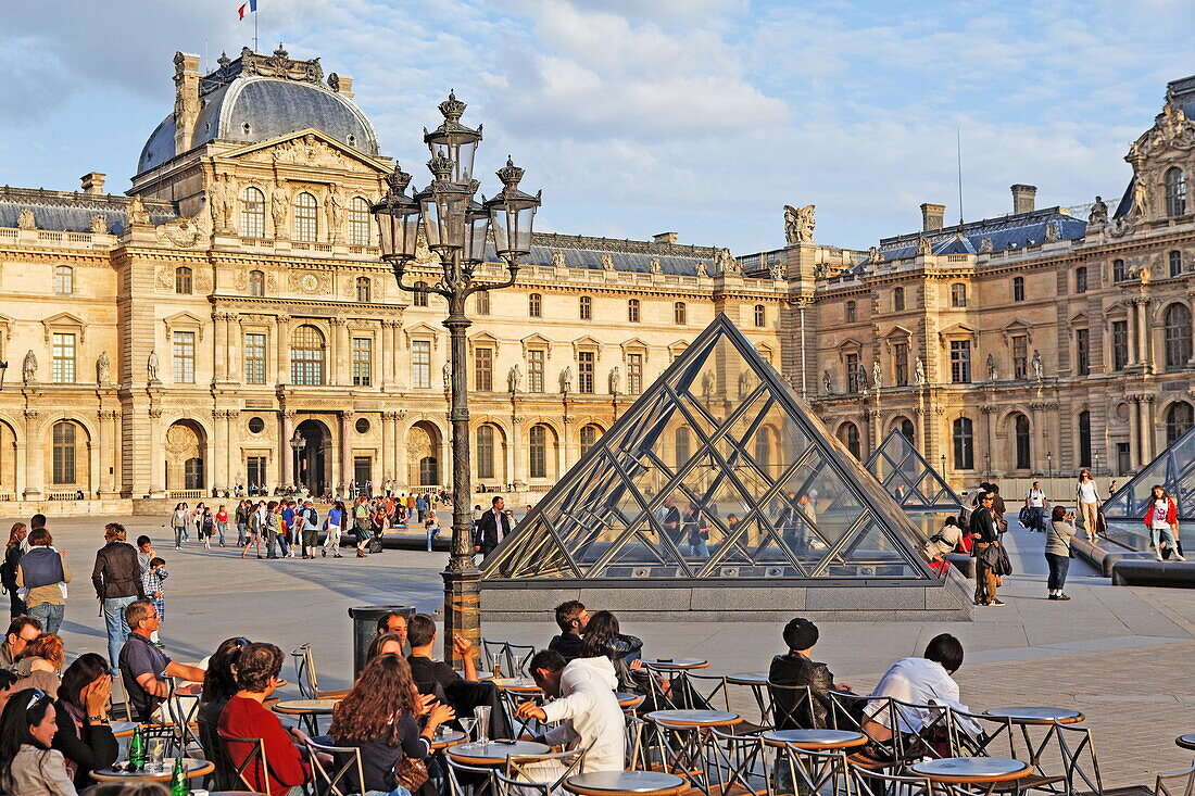 Louvre und die Pyramide des I.M. Pei unter Wolkenhimmel, Paris, Frankreich, Europa